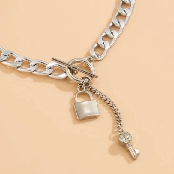 Rhinestone  Decor key & lock  charm  chain necklace - Picture 4 of 5